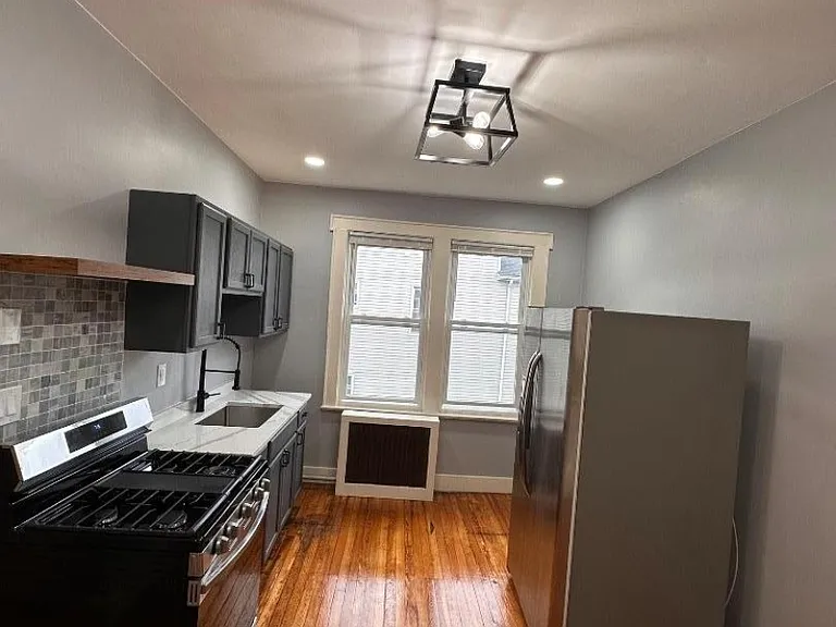 83 Aldine St #2R — Photo 9
