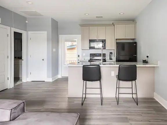 2nd image of 1026 Tricou St #2
