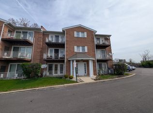 10337C Dearlove Rd #101, Glenview, IL 60025