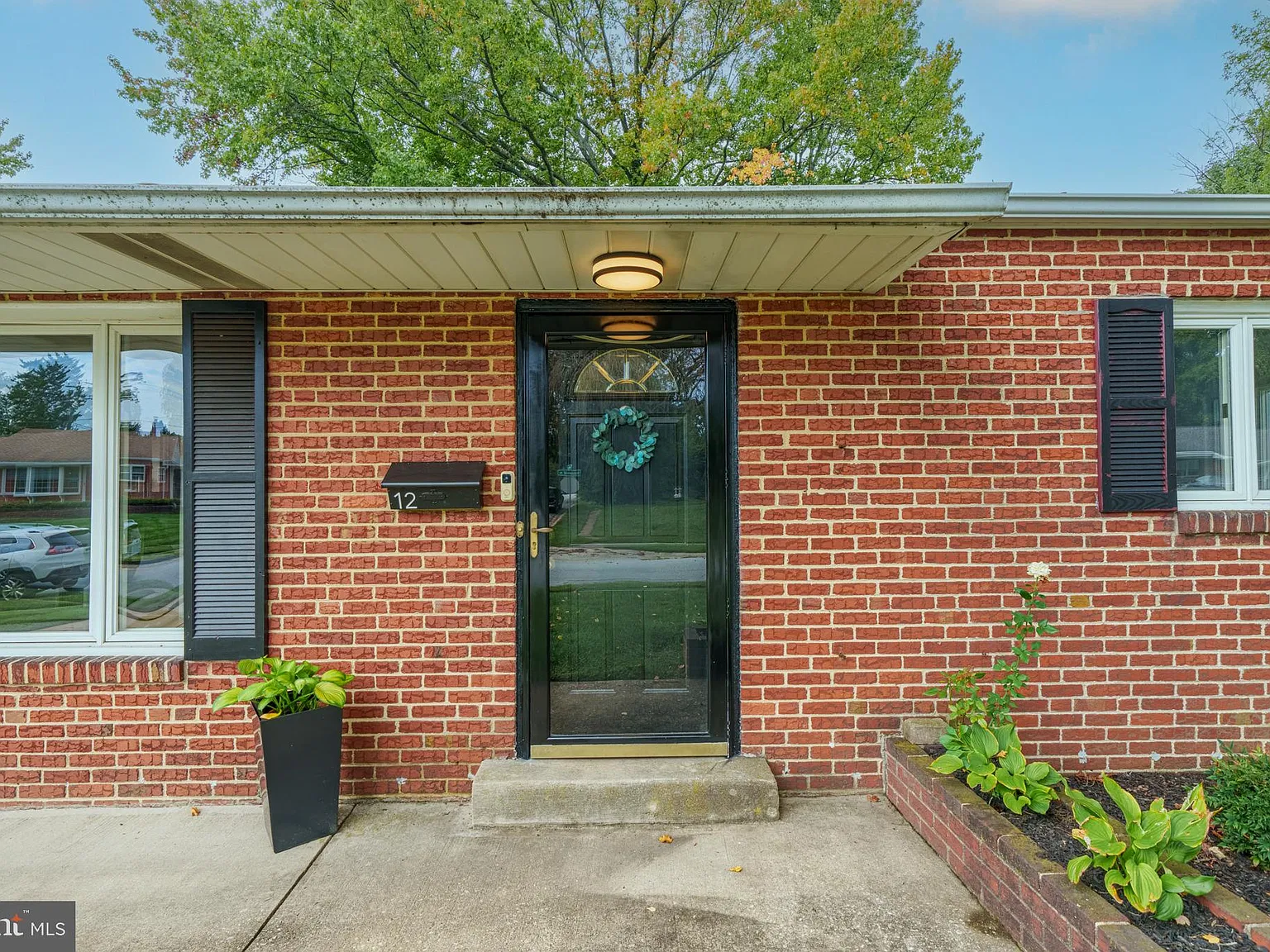 3 bed, 1.0 bath, 1075 sqft, $2,200 — Photo 2