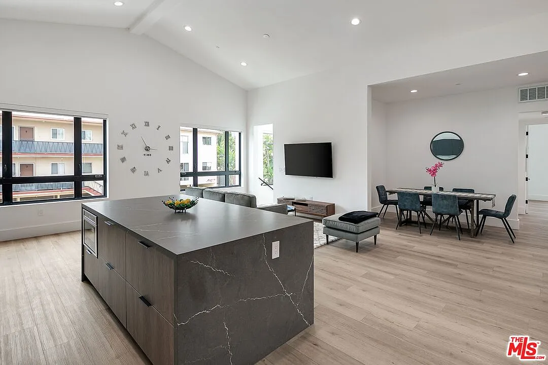 2 bed, 2.5 bath, 1600 sqft, $8,250 — Photo 3