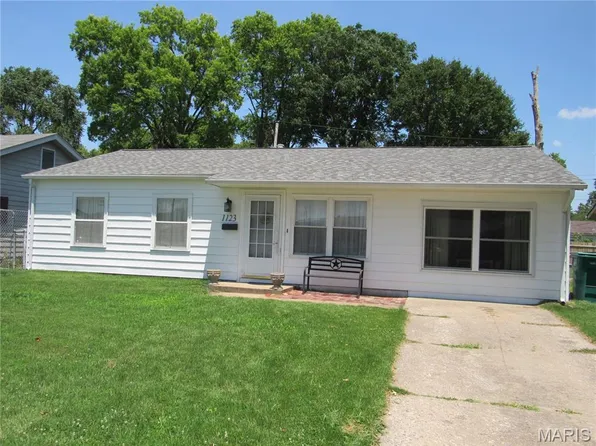 1123 Saint Benedict Dr, Cahokia, IL 62206