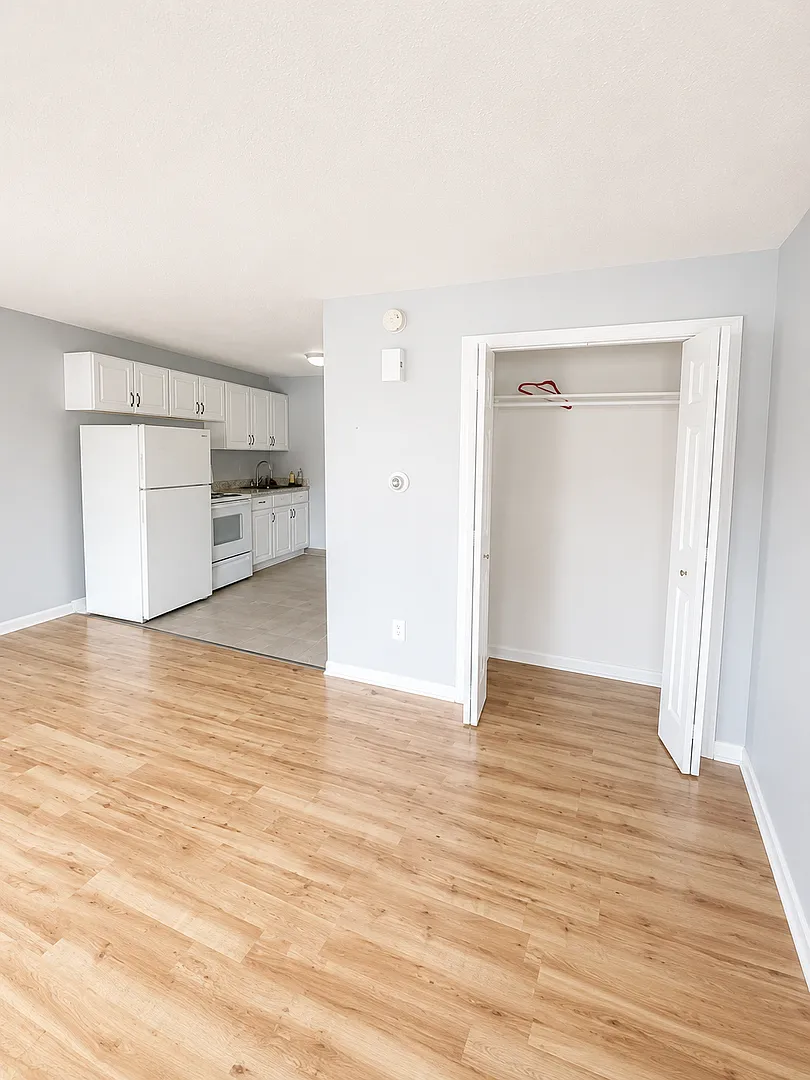 Bright and spacious studio apartment available with Heat and hot water included! — Photo 2