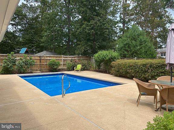 Lot of fenced-in deck space