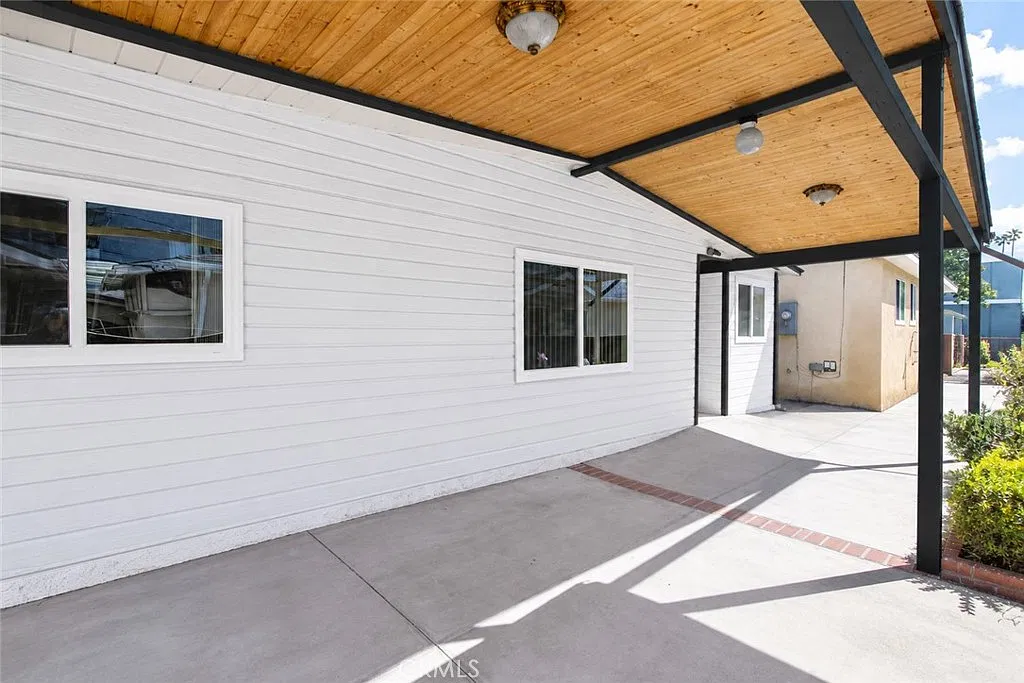 3 bed, 1000 sqft, $3,600 — Photo 2