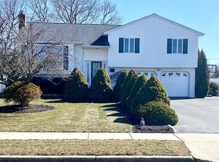 35 Greenfield Ln, Commack, NY 11725