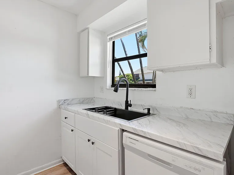 2305 Seaside Dr — Photo 9