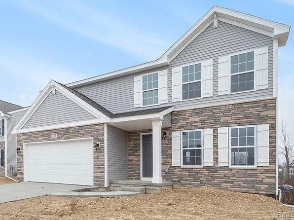 2709 Bedford St, Lapeer, MI 48446