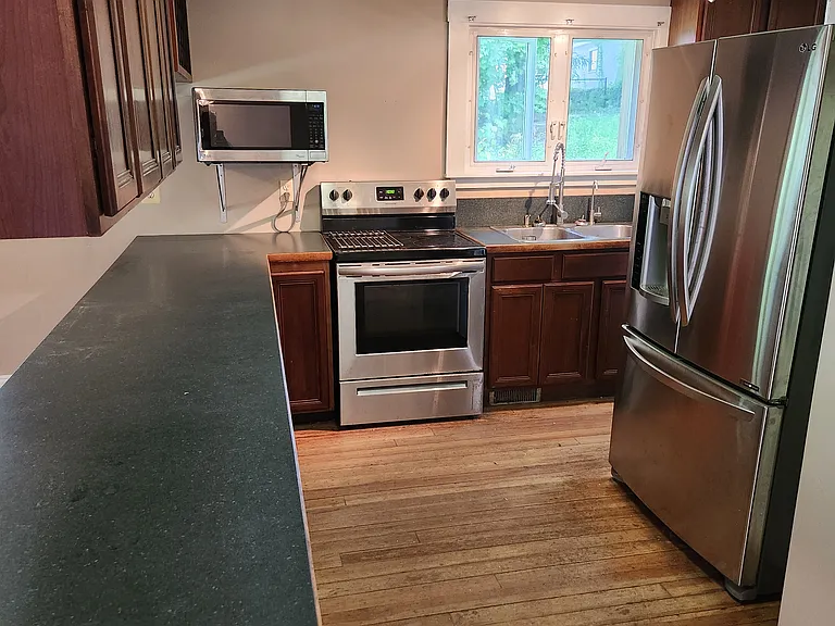 625 Douglas St — Photo 9
