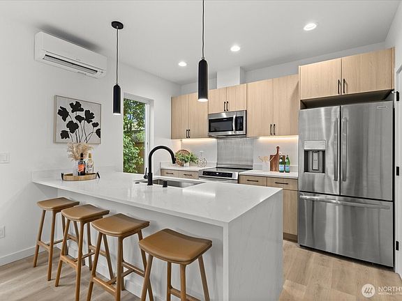 4th image of 6530 18th Avenue SW #B