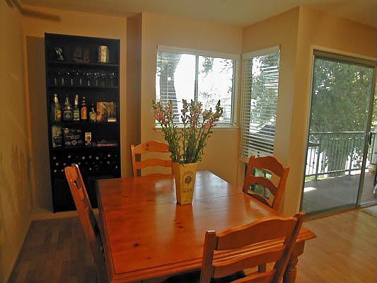 Dining area & balcony
