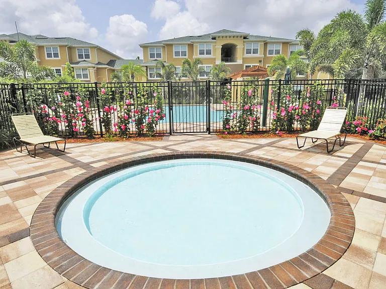 Hunt Club Apartments — Photo 7