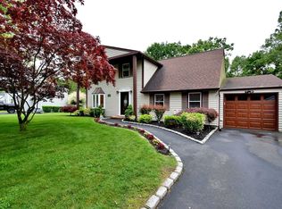 42 Westcliff Dr, Mount Sinai, NY 11766