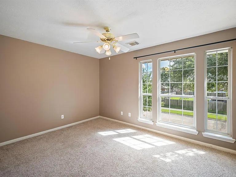 406 Stockbridge Ln — Photo 27