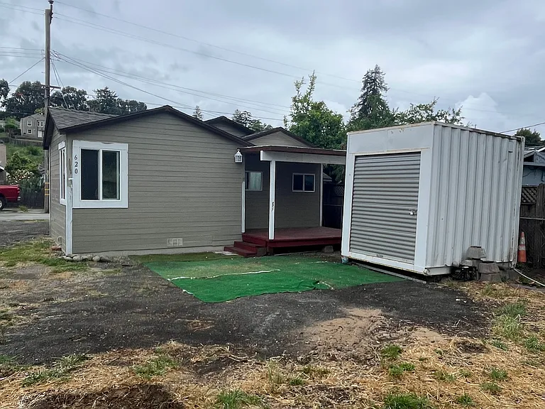 620 Parker Ave — Photo 2