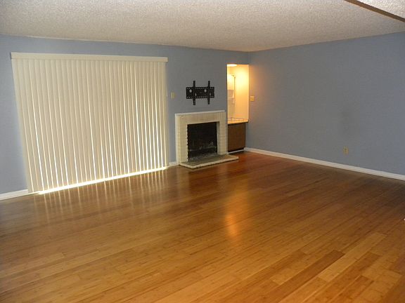 3rd image of 809 Creekside Dr APT 1