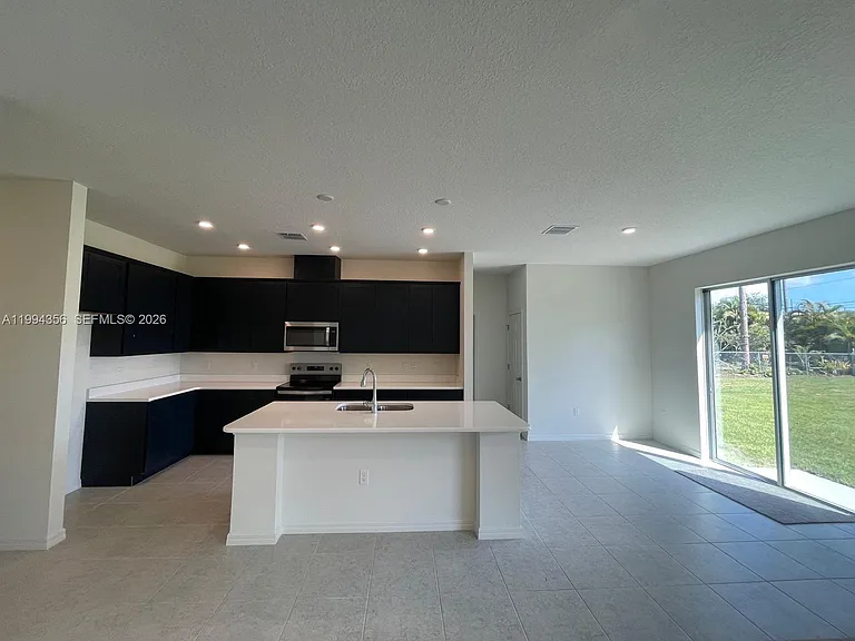 2133 SE Flanders Rd — Photo 5