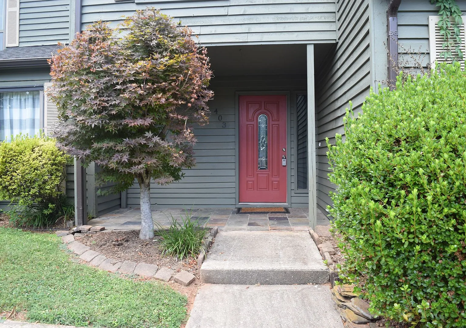 Renovated 3 bedroom Townhouse — Photo 2