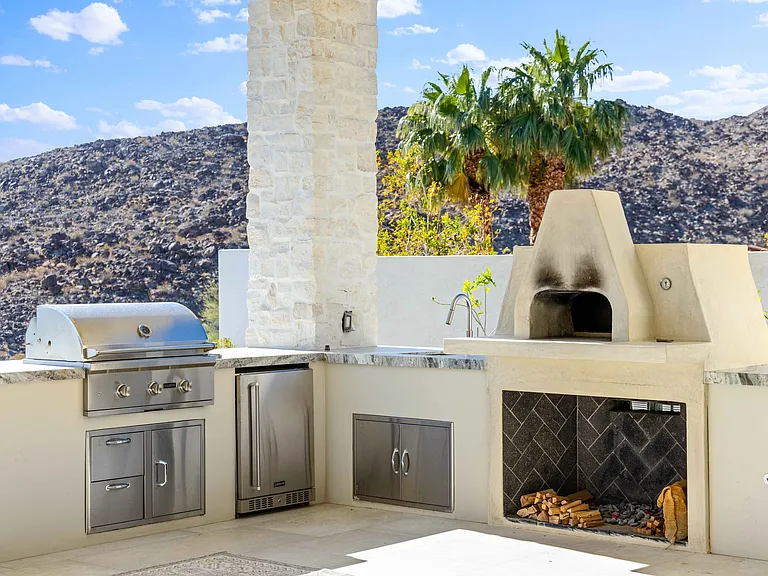 With a pizza oven and a BBQ grill at your fingertips, you won't be short on options for summer fun!