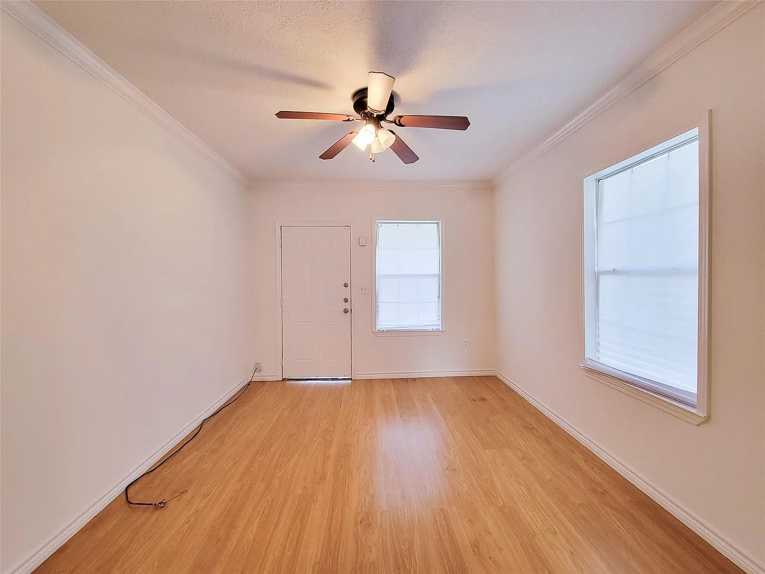 2 bed, 1.0 bath, 851 sqft, $1,300 — Photo 4