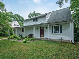 12 Grand Pine Rd, Levittown, PA 19057