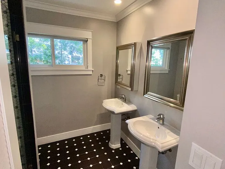 524 Avenue F — Photo 11