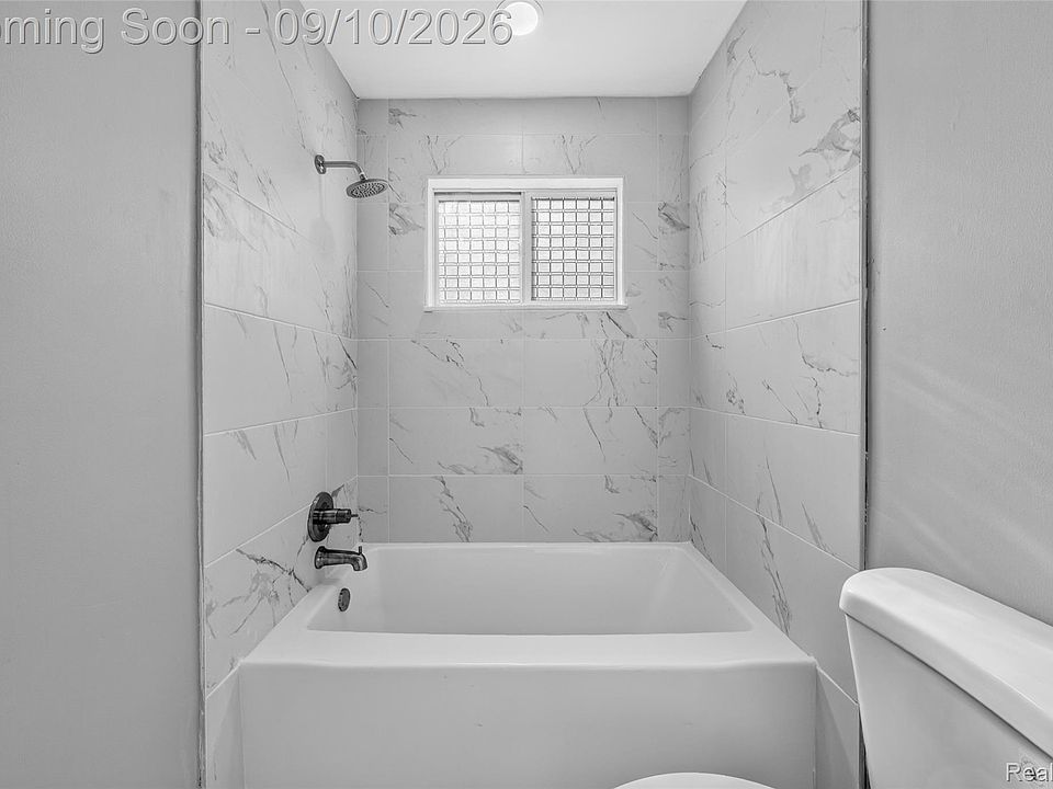 24935 Trombley St, photo 16