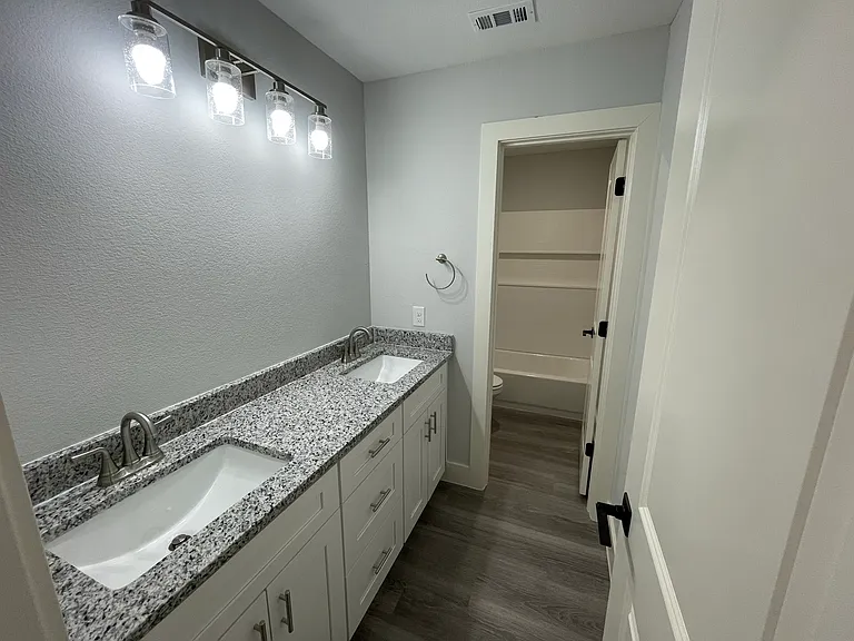 608 E 3rd St #2 — Photo 7