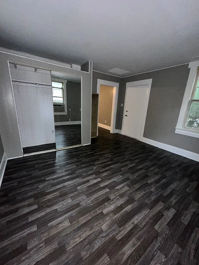 Freshly Renovated 1-Bedroom Gem with Fenced Yard in a Prime Central Location — Photo 4