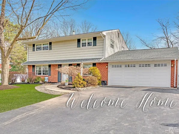 28 Woodbine Rd, Kendall Park, NJ 08824