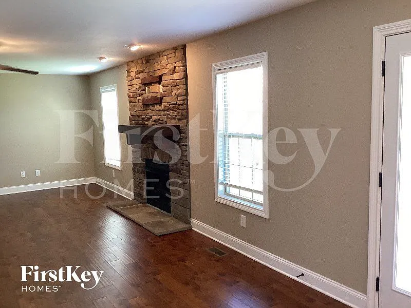 4 bed, 2.5 bath, 2568 sqft, $2,590 — Photo 2