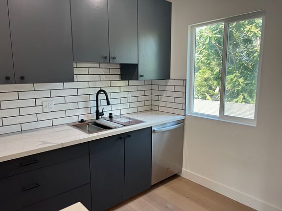 2nd image of 2714 Queen St