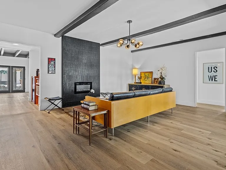 334 W Valencia Ave — Photo 21