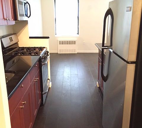 3rd image of 829 Greenwood Ave APT 2B