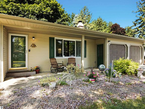 3rd image of 3011 Pineview Dr