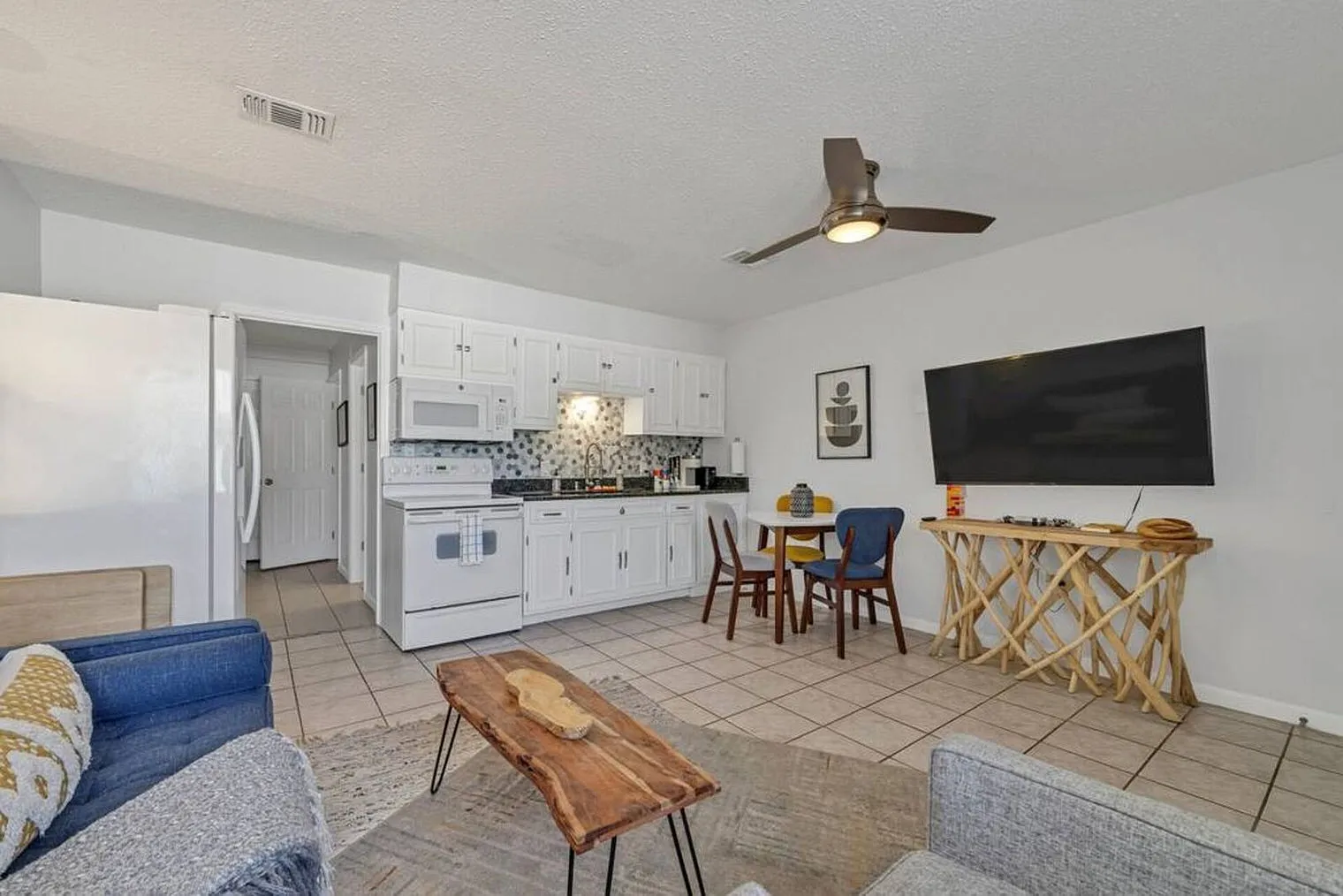 2 bed, 1.0 bath, 8449 sqft, $1,780 — Photo 4
