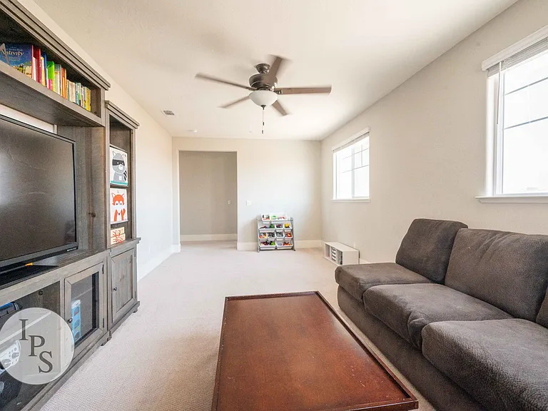 4299 Vineyard Dr — Photo 32