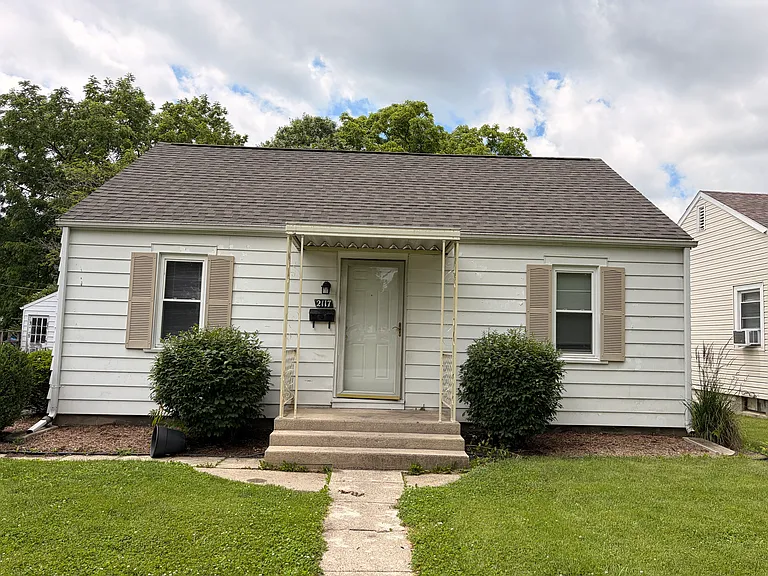 2117 N Maplewood Ave — Photo 1