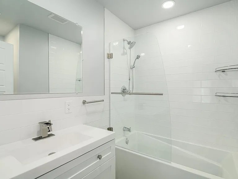 342 W Queen Ln #3 — Photo 4