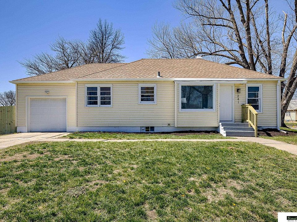 1st image of 241 NW 15th St