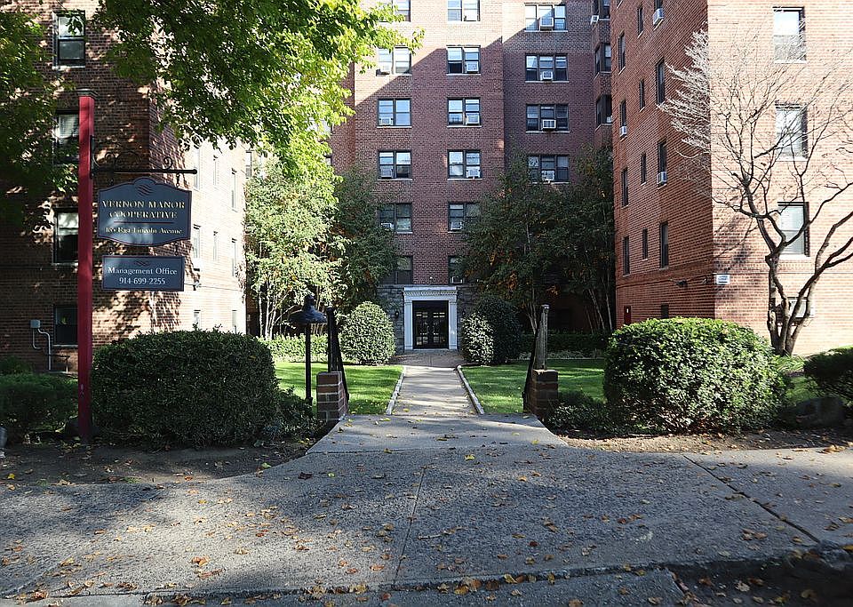 1st image of 465 E Lincoln Ave