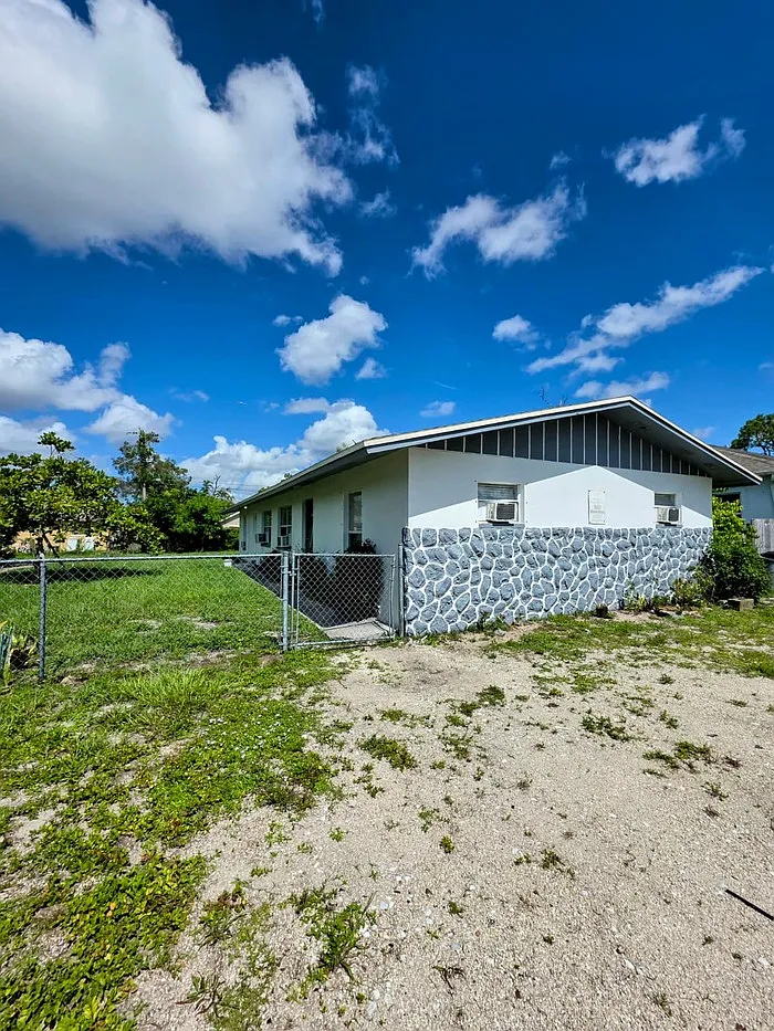 2 bed, 1.0 bath, 1560 sqft, $1,100 — Photo 1