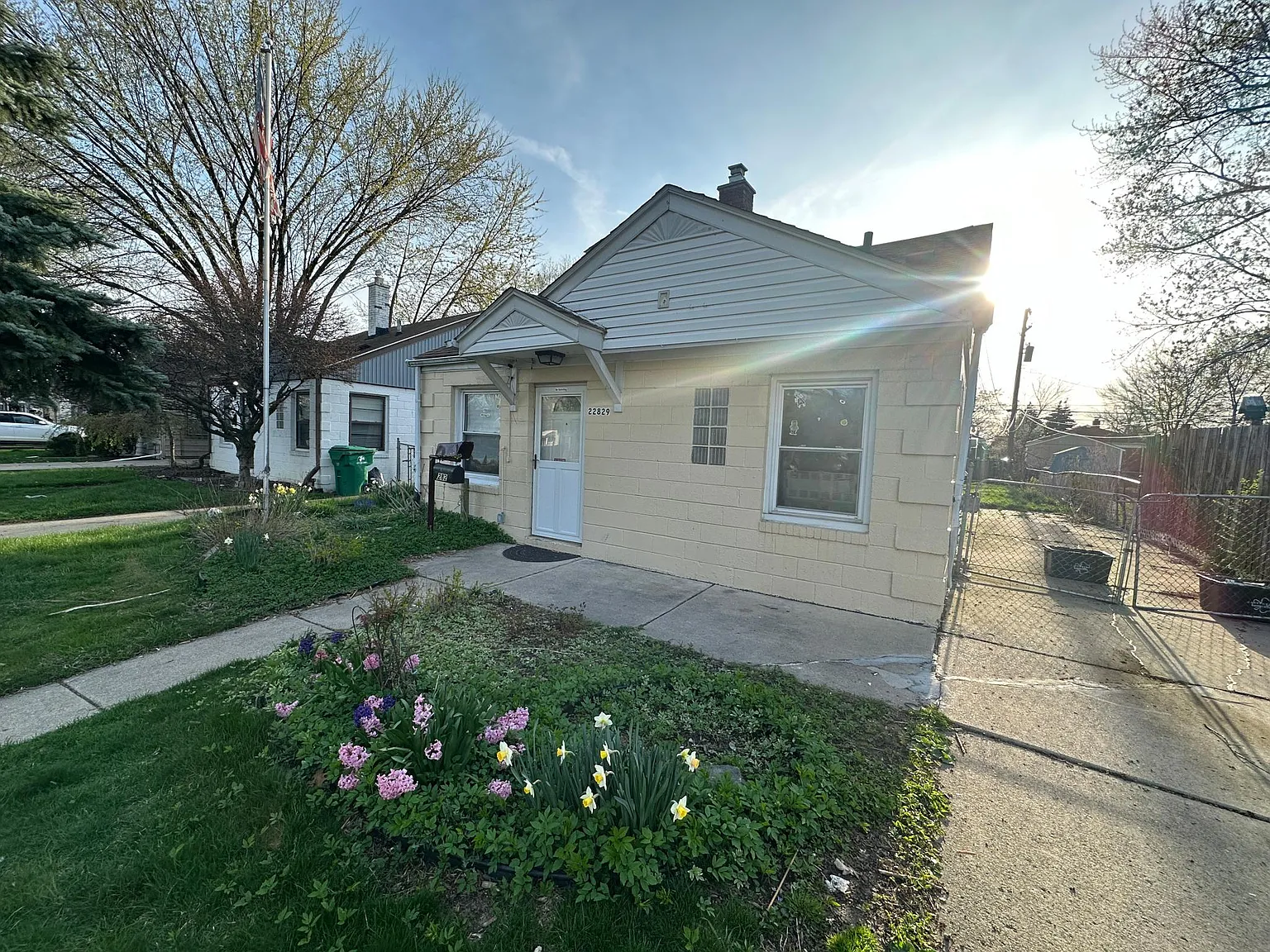5 bed, 1152 sqft, $1,500 — Photo 1