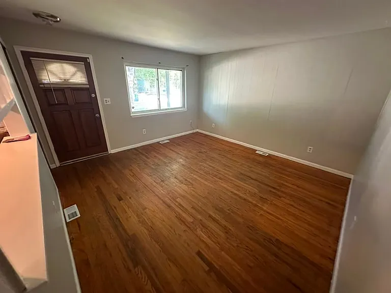 22030 Cushing Ave — Photo 4