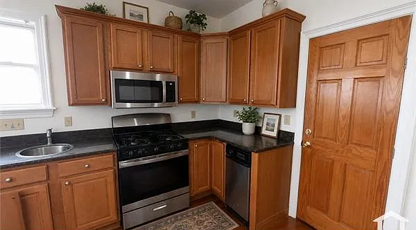 3 bed, 1024 sqft, $3,400 — Photo 3