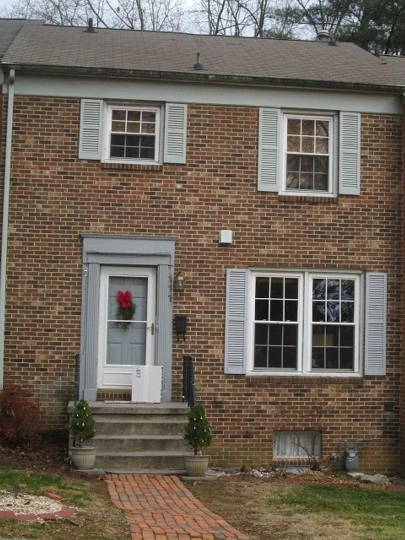 4 Bedroom 2.5 Bath Townhouse — Photo 2