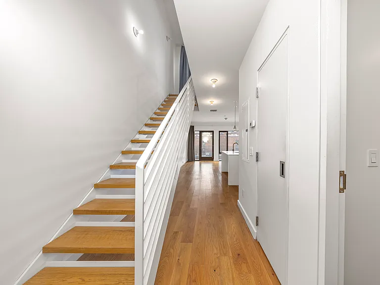 644 Selden St #302 — Photo 3