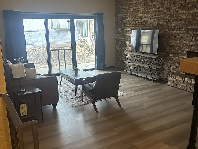 914 Nassau Pkwy — Photo 3