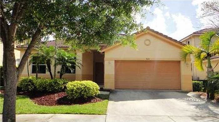 1st image of 923 Tulip Cir