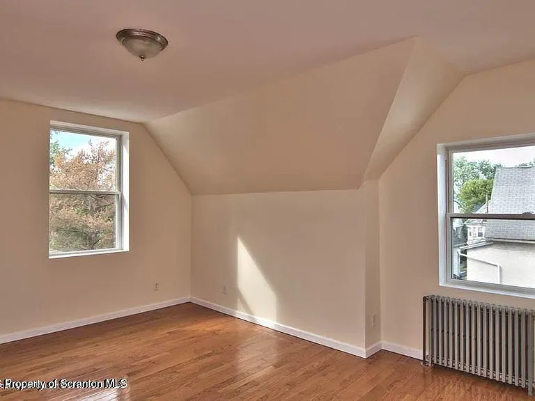 533 Quincy Ave — Photo 13